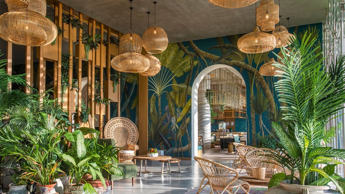 Salón gastronómico de Palmaïa decorado con plantas tropicales